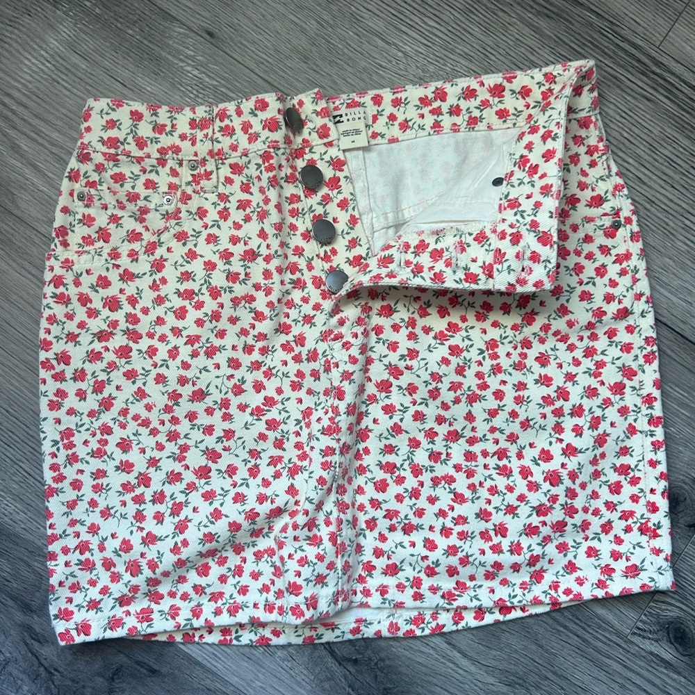 Super cute Billabong white with flowers denim skirt. Size Medium. pockets ✅